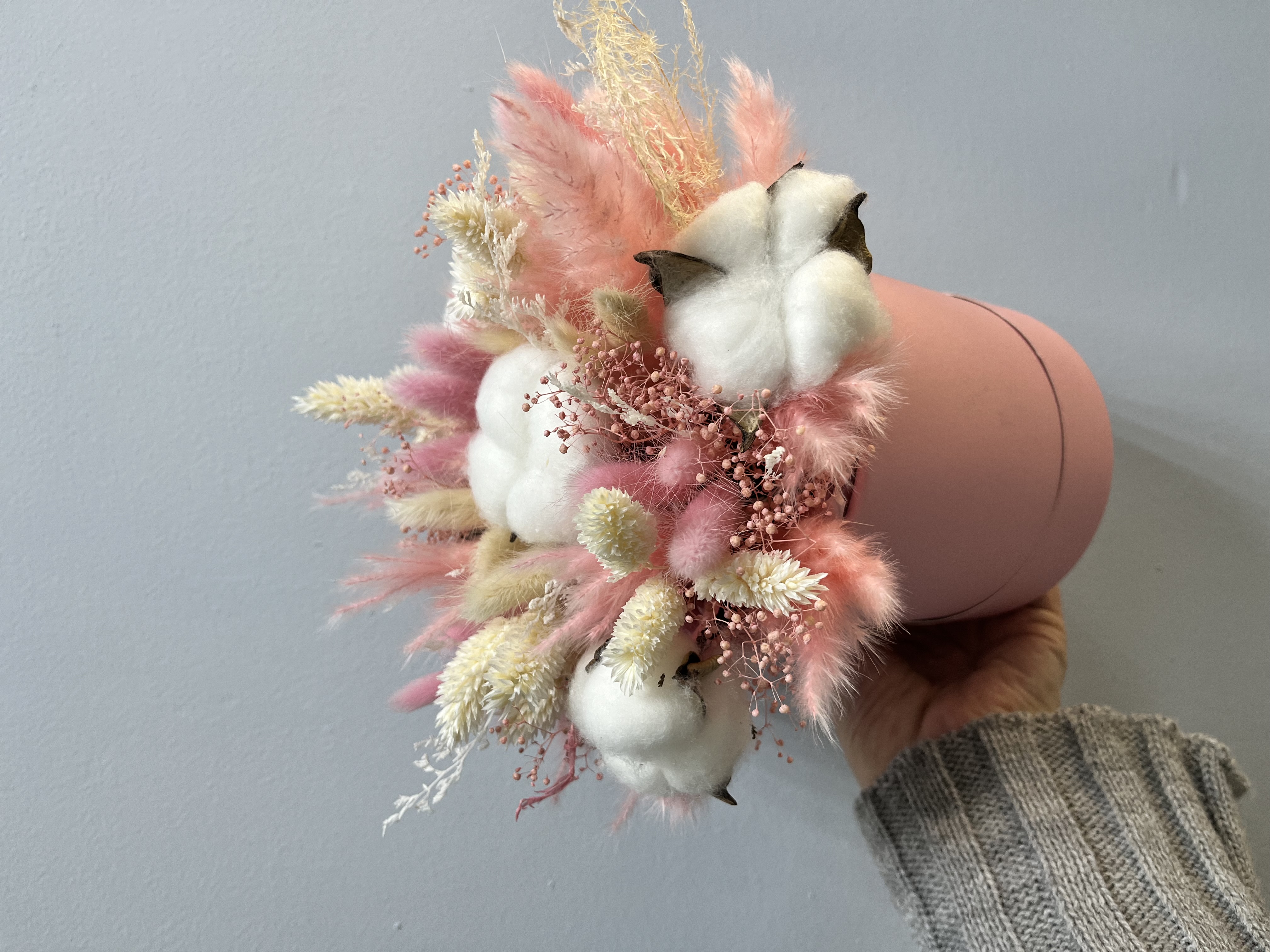Розовая композиция из сухоцветов и хлопка в коробке