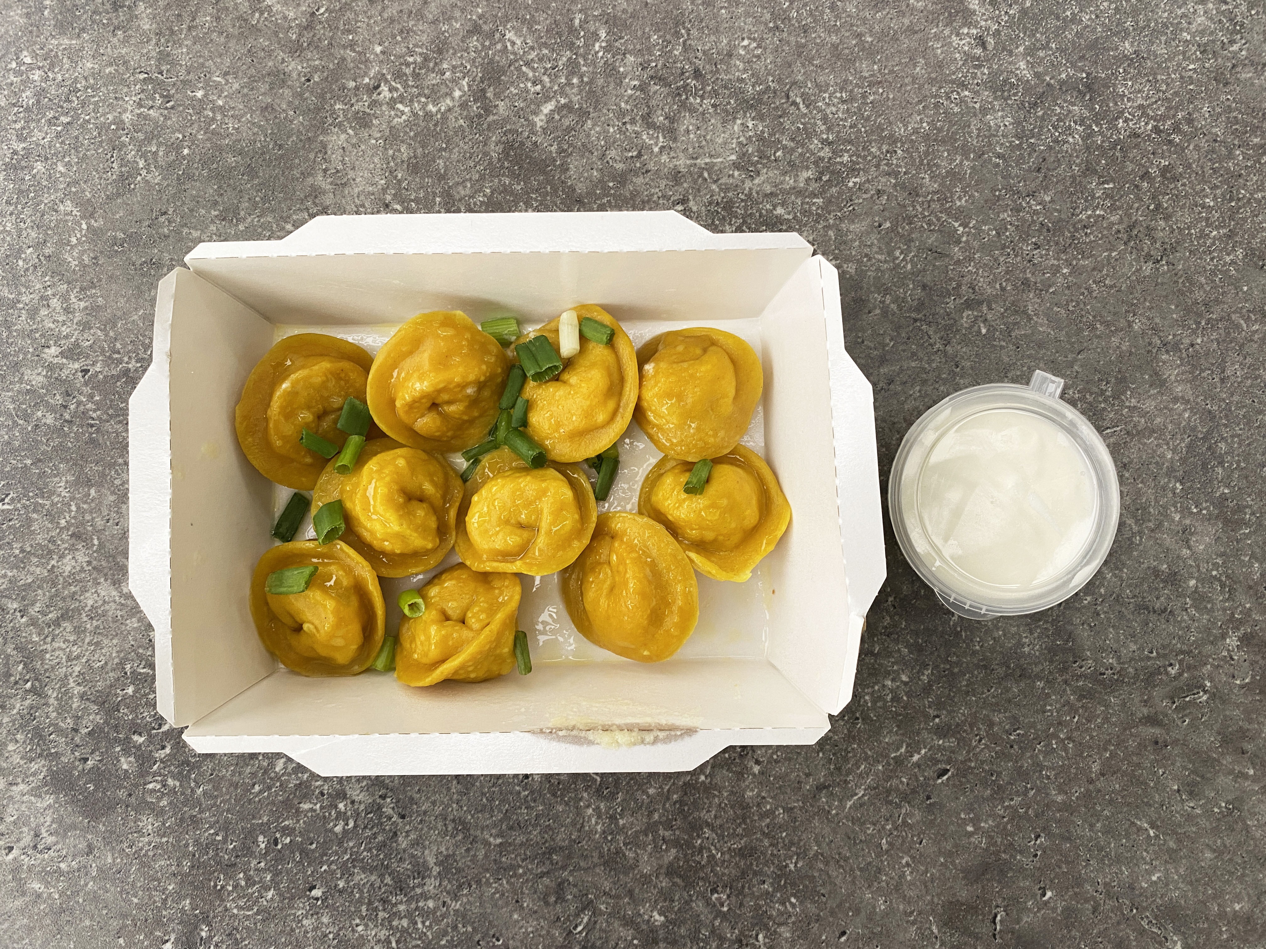 Пельмени (10 шт) с курочкой в сливочном соусе со сметаной