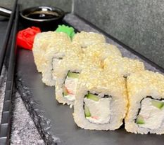 Калифорния с крабом в кунжуте 