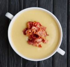 Сырный Клэм-Чаудер с чипсами бекона