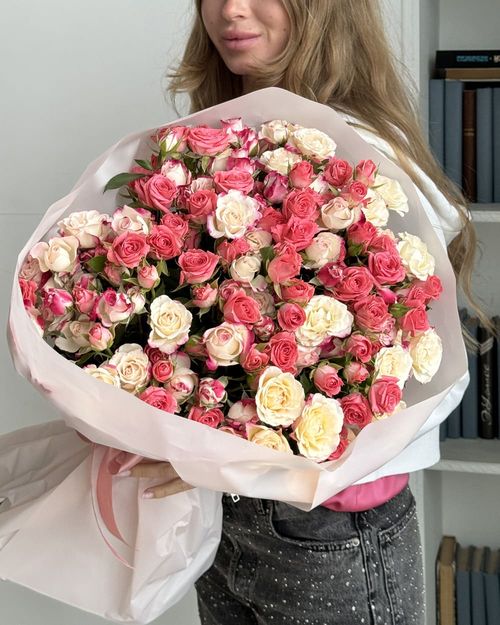Букет из красных и белых кустовых роз