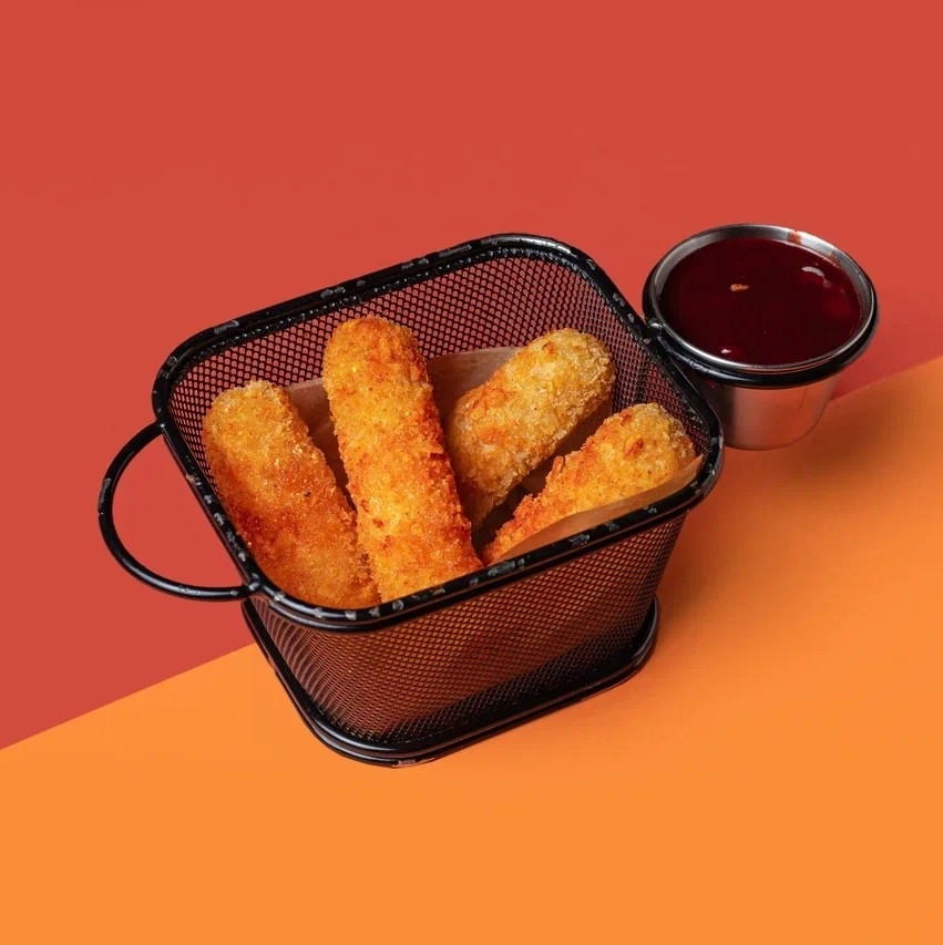 Жареная моцарелла с вишневым BBQ