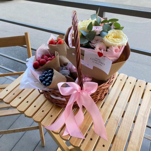 Корзина с цветами и ягодами 