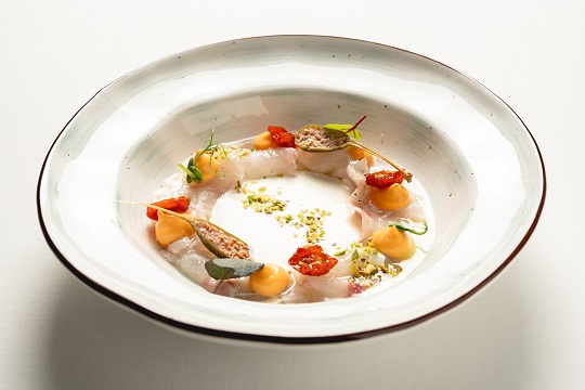 Крудо из сибаса со страчателлой и фисташками