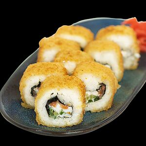 Жареный ролл с лососем