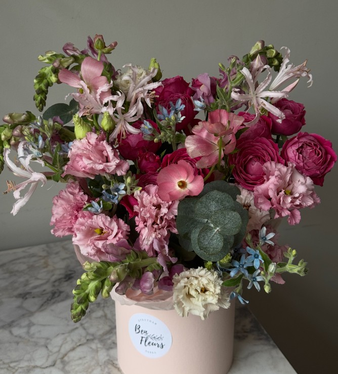 Цветочная композиция в шляпной коробке