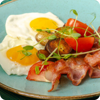 Яичница с беконом и картофелем