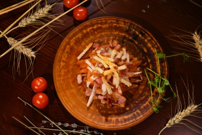 Тёплый салат с беконом и курицей
