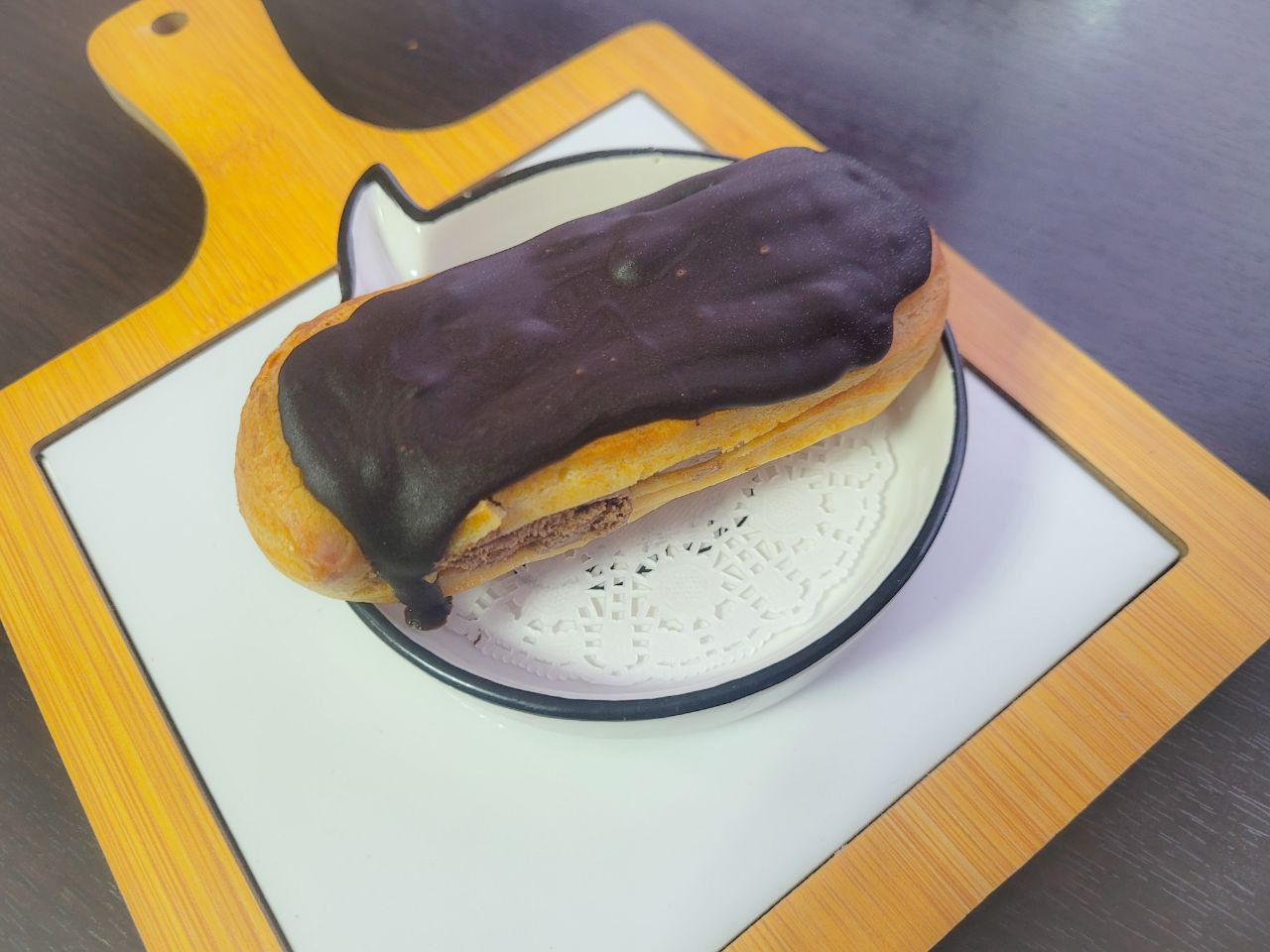 Эклер шоколадный