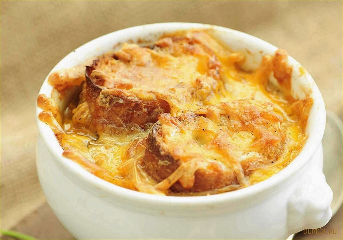 Луковый суп с гренками и сыром