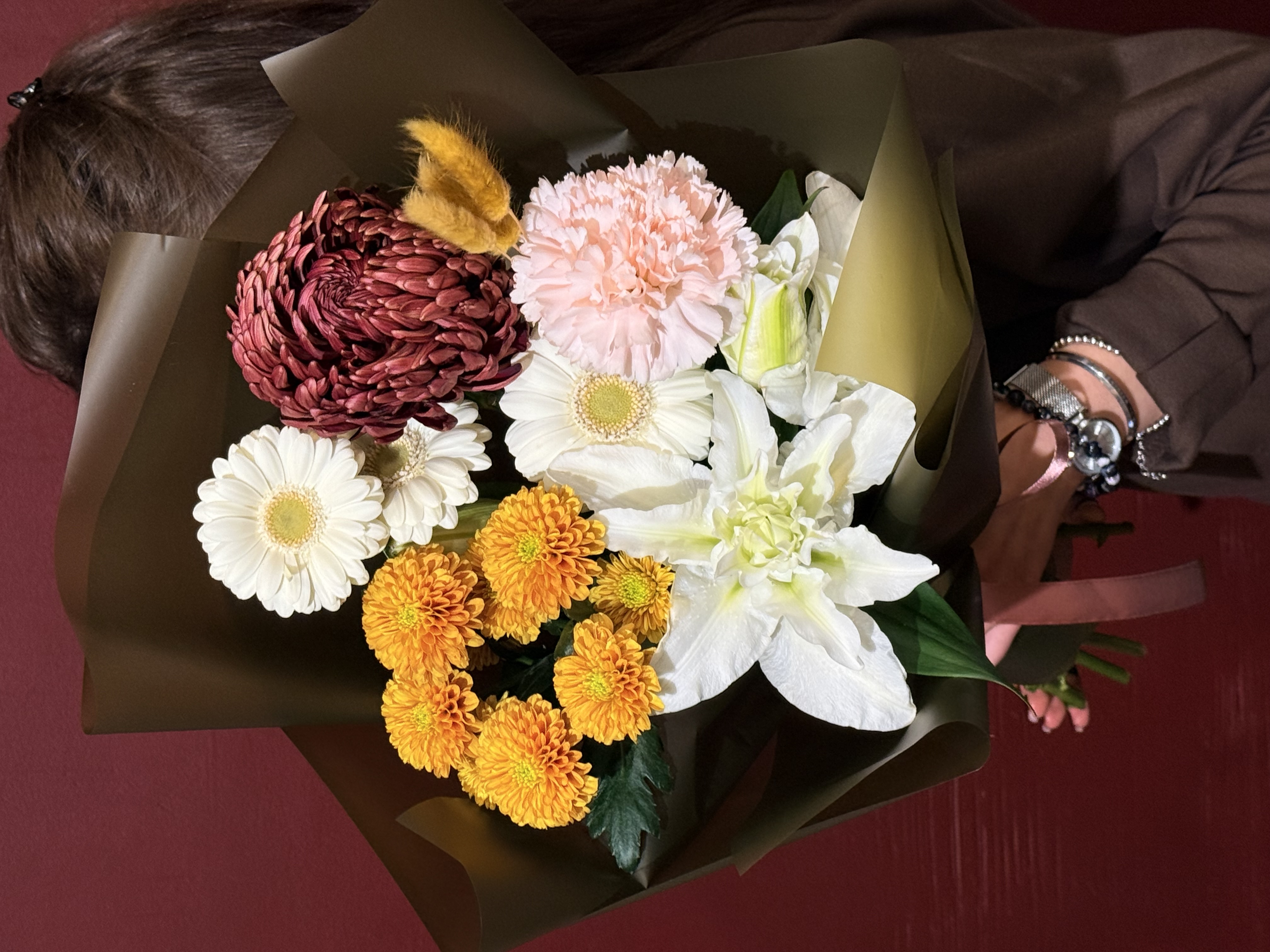 Букет с хризантемой, лилией и герберами в упаковке 