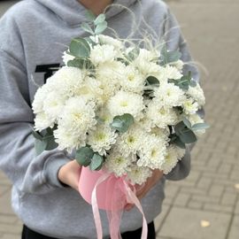 Композиция хризантем с эвкалиптом и ковылью