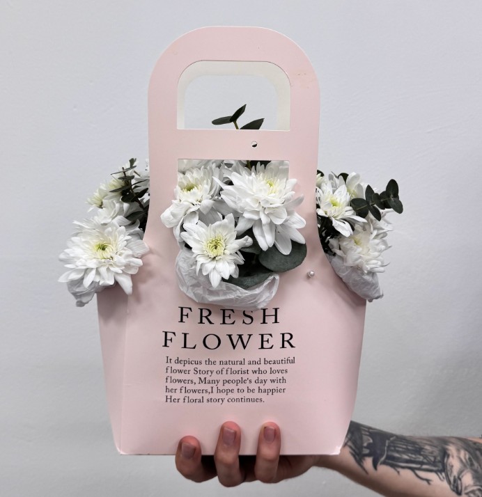 Воздушная композиция с беленькими хризантемами