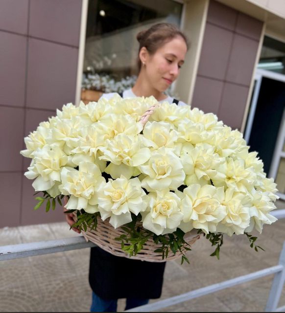 51 ажурная роза в корзине