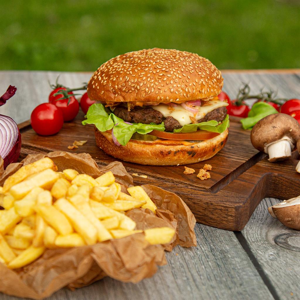 Чизбургер и фри