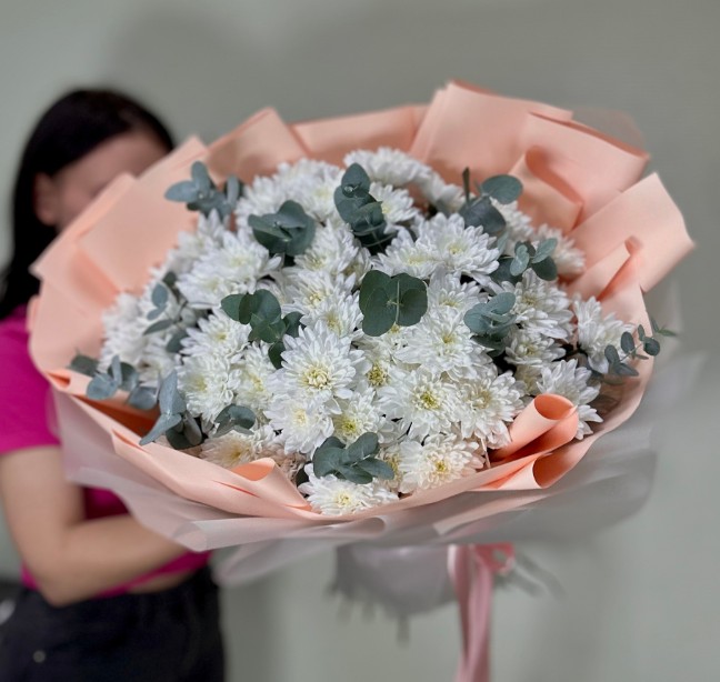 Букет гигант из хризантем и эвкалипта