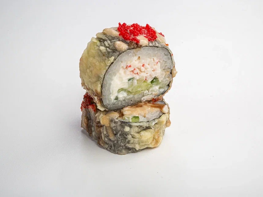 Половинка жареного ролла со снежным крабом