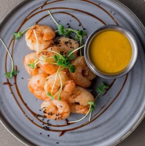 Жареные креветки с соусом ананас-карри