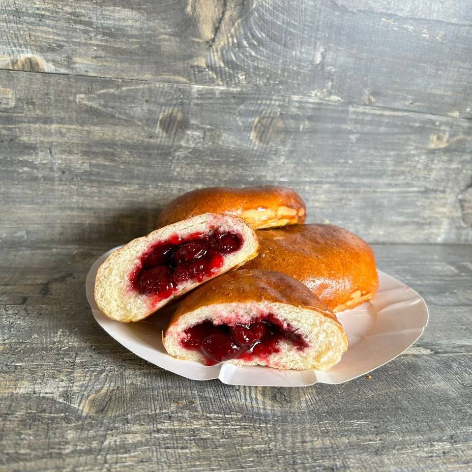 Пирожки печенные с вишней*