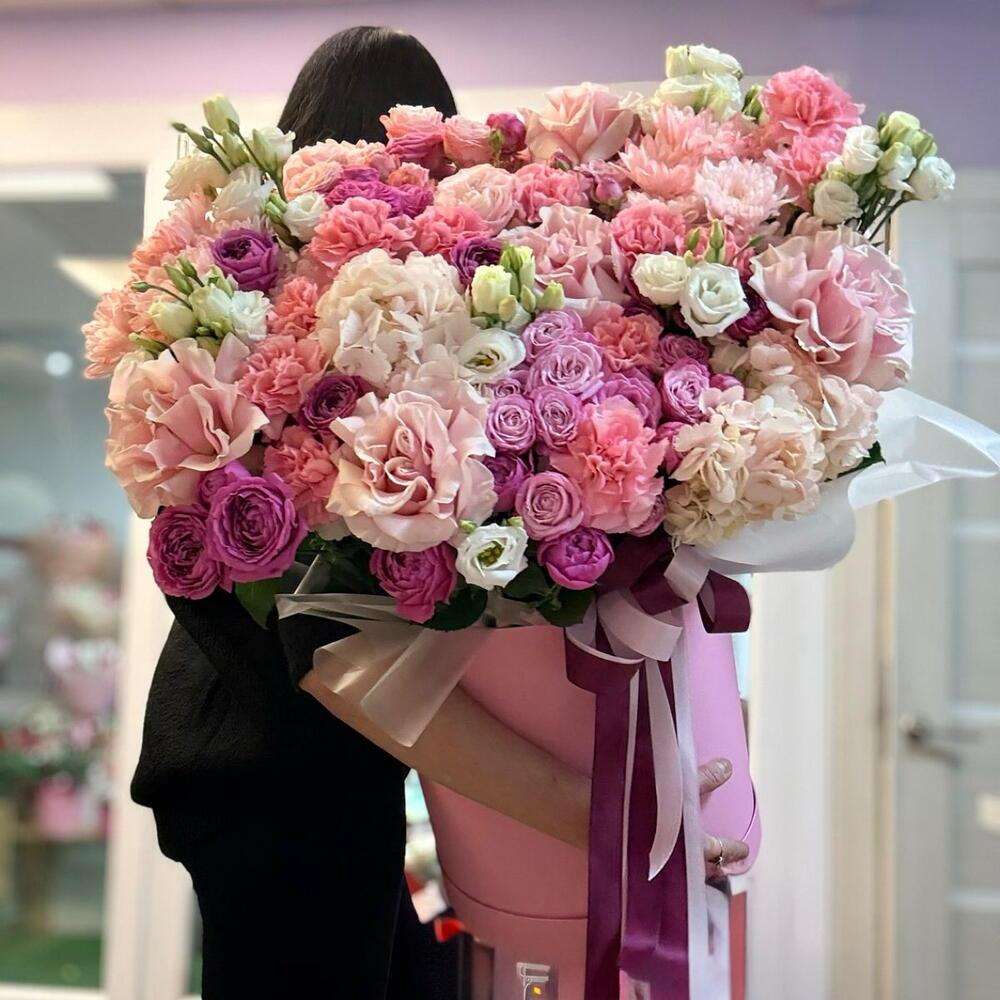 Огромный букет в коробе кустовые розы французские розы