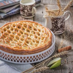 Пирог сдобный с яблоком и корицей