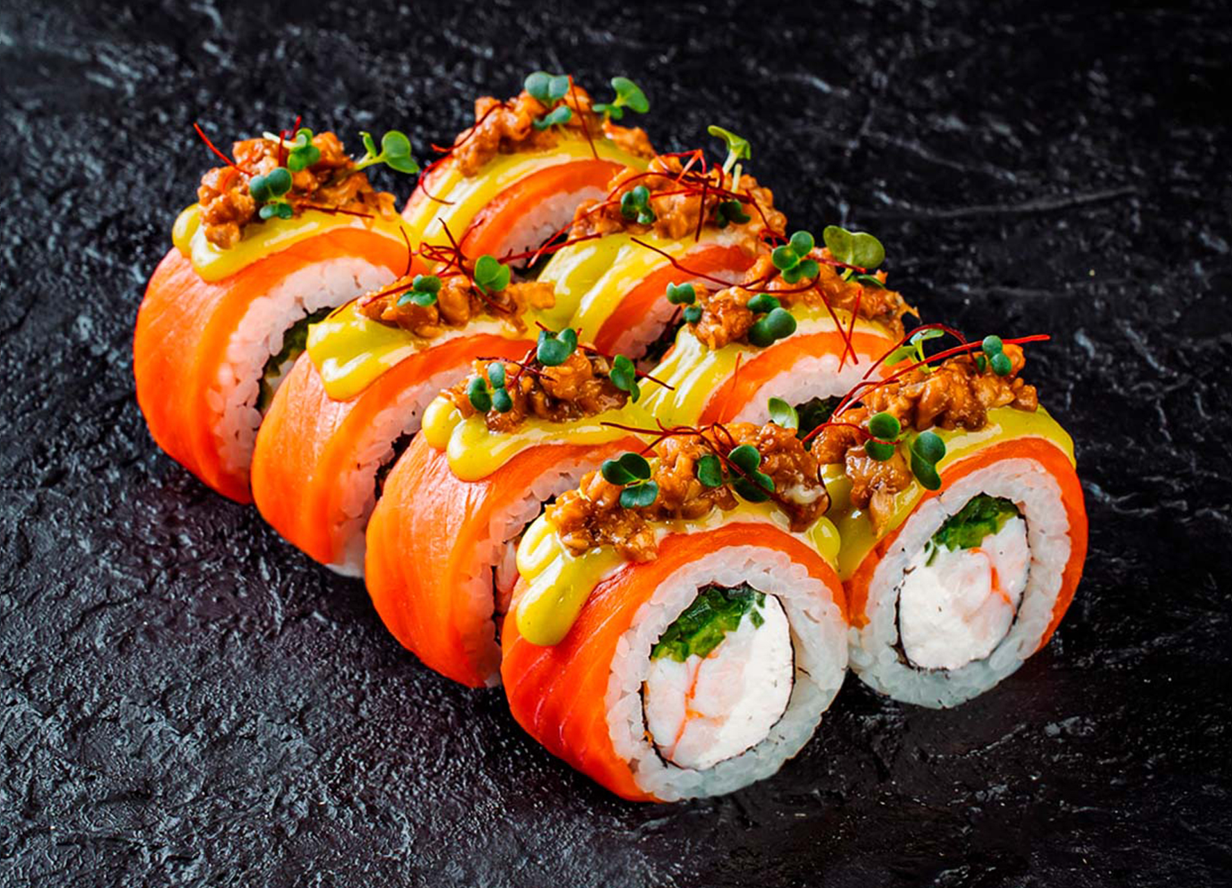 Ролл Гранд Гурмэ с креветкой, лососем и угрём