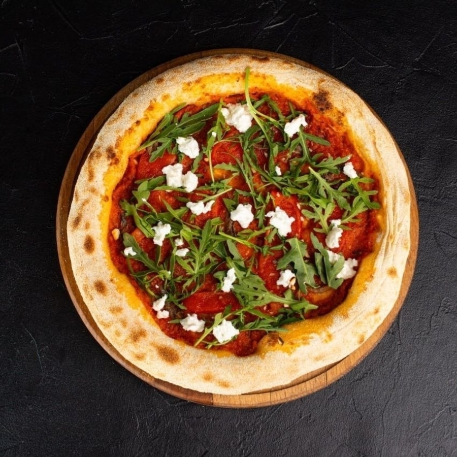 Пицца с печеным перцем и анчоусами