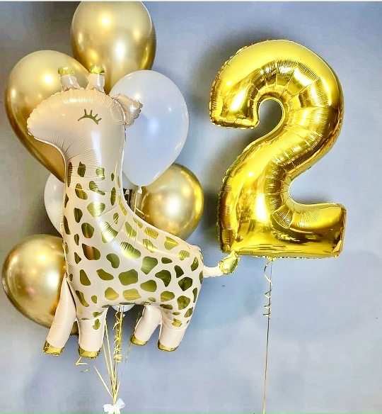 Композиция из Шаров на день рождения « Золотой праздник с Жирафом»