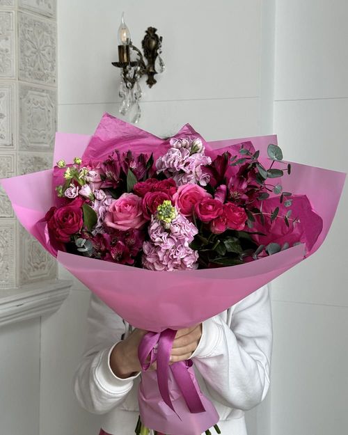 Букет из роз, диантусов и альстромерий