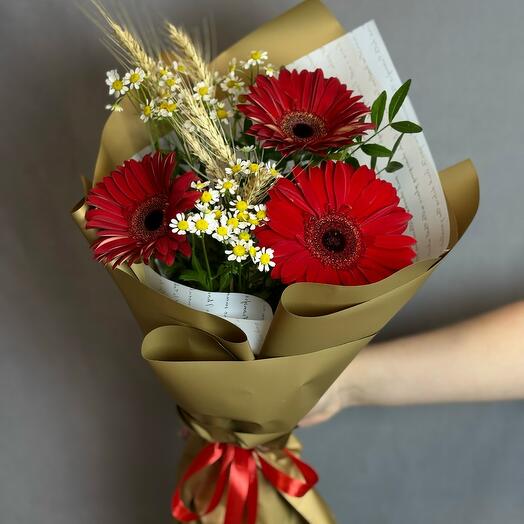 Букет с красными герберами