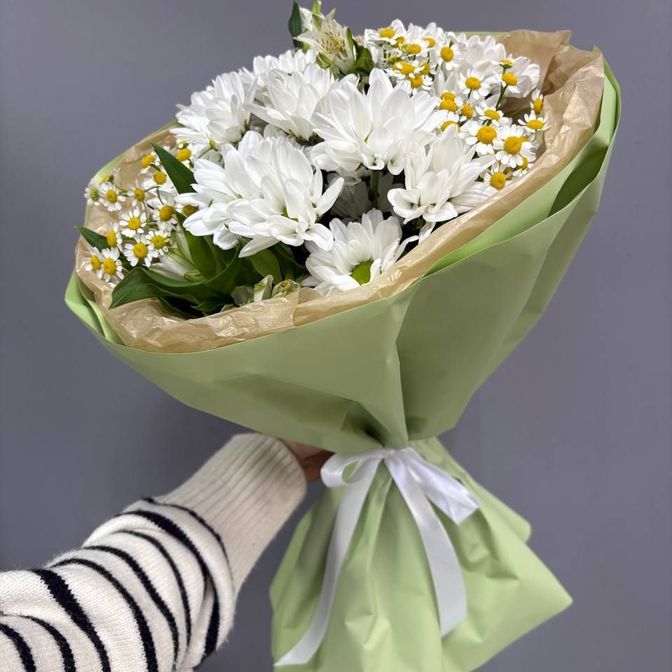 Букет из хризантемы и ромашек
