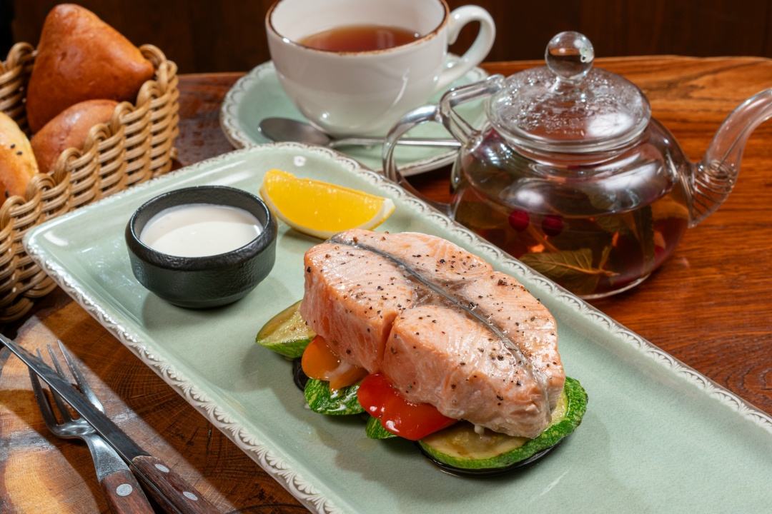 Стейк из лосося запеченный с овощами