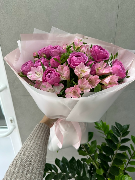 Ароматный букет из кустовых роз и розовых альстромерий