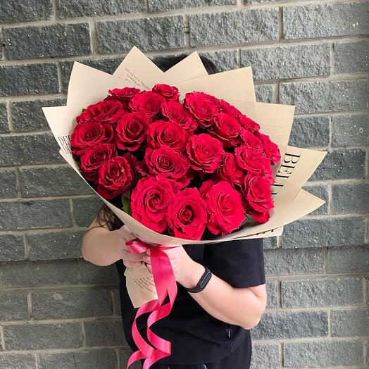 25 красных роз в упаковке