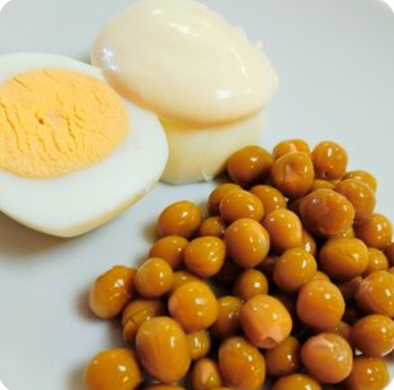 Яйцо с зеленым горошком