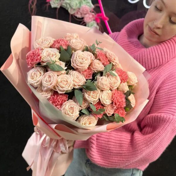 Букет из персиковых роз, диантуса и эвкалипта в нежной матовой бумаге