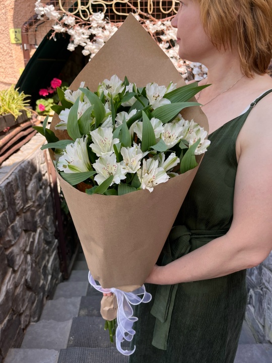 Букет белых альстромерий в крафте