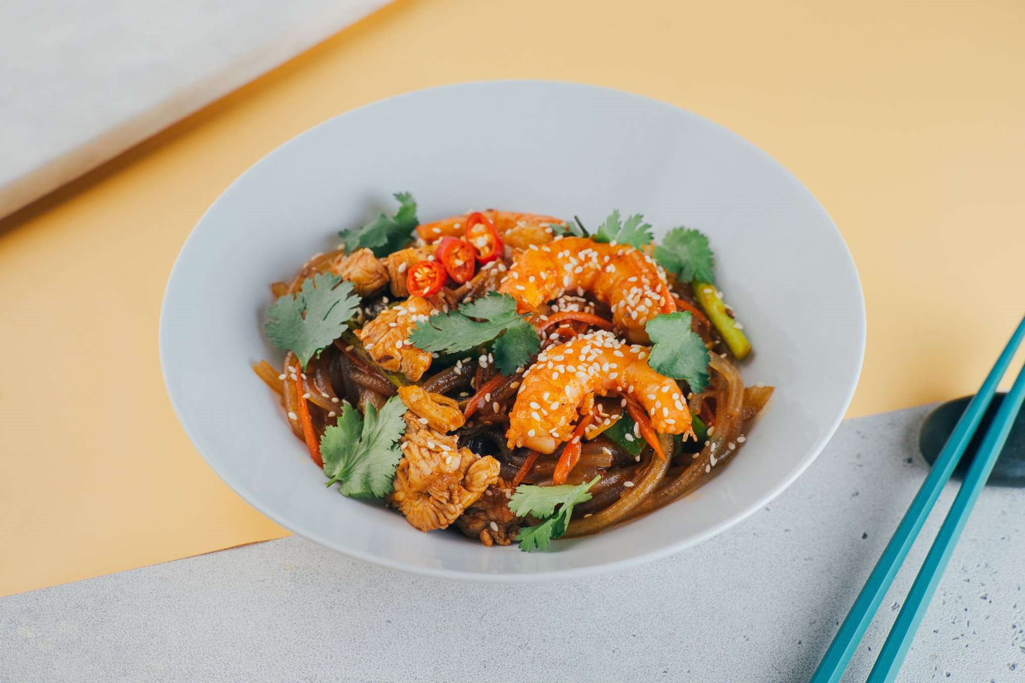 Лапша по-сингапурски с тигровыми креветками