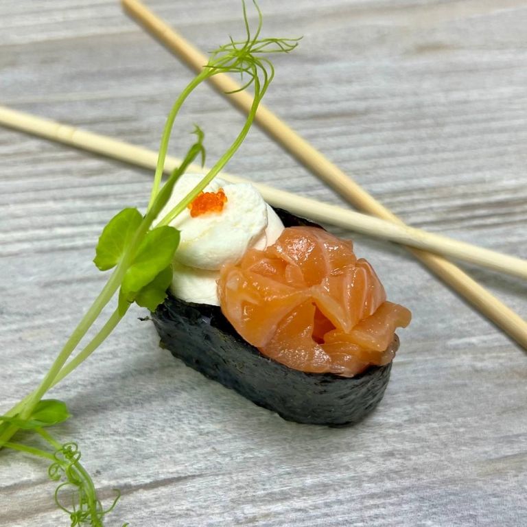 Сливочный гункан с лососем 