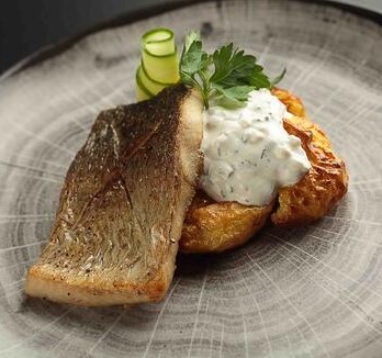 Муксун с картофельными дольками и соусом