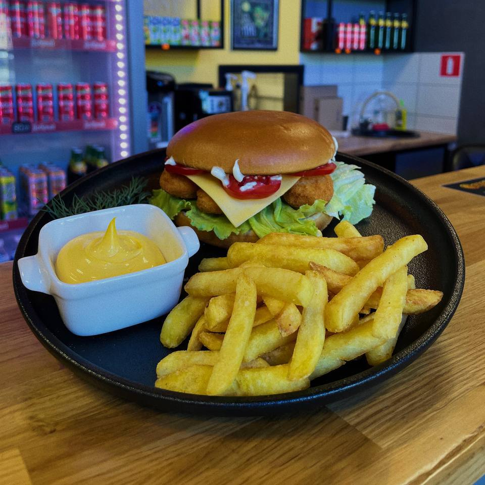 Комбо 3 - Бургер, Картошка фри(100гр.), соус.