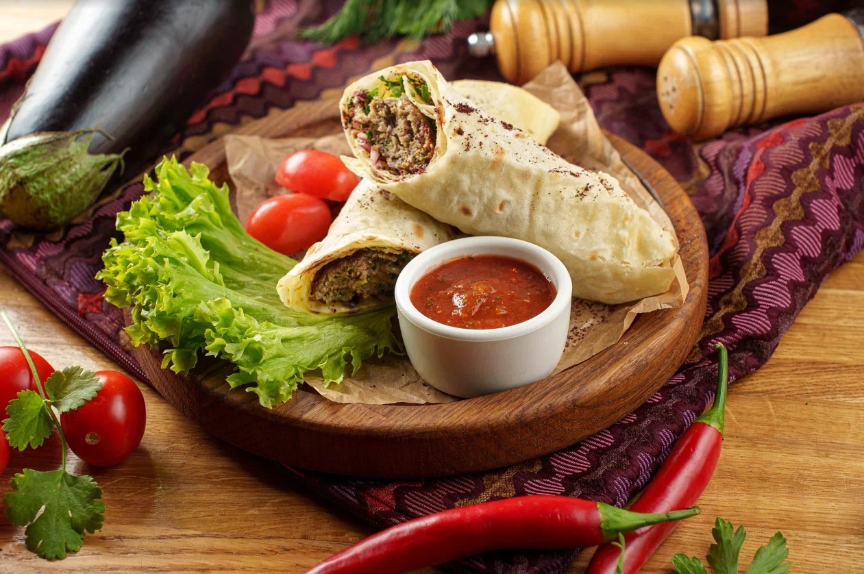 Люля-кебаб из говядины и свинины в лаваше