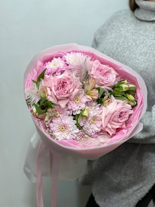 Букет с эквадорскими розами ,перьями ,пушистой хризантемой и альстромерией