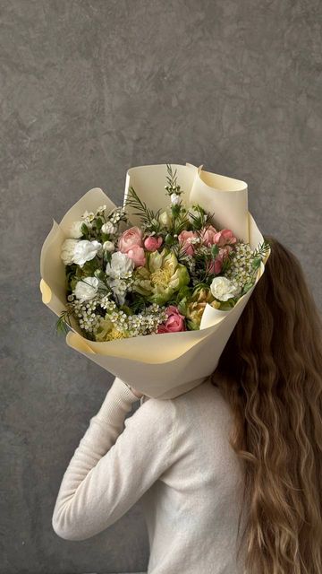 Букет из роз вегги и диантусов