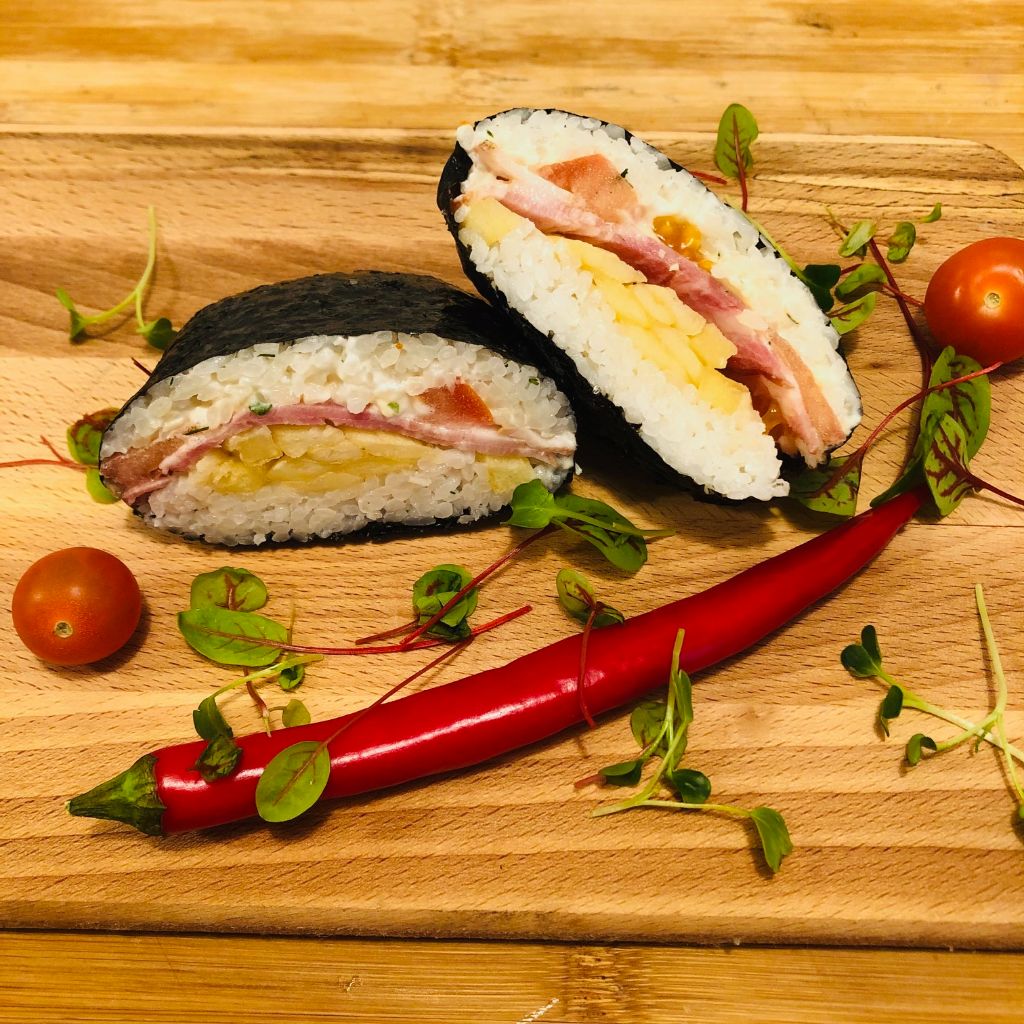 Онигирадзу с беконом и картофелем фри