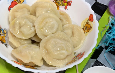 Пельмени отварные со сметаной