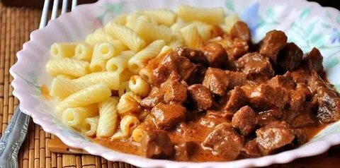 Гуляш говядина с макаронами