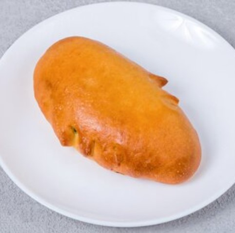 Пирожок с яйцом и луком