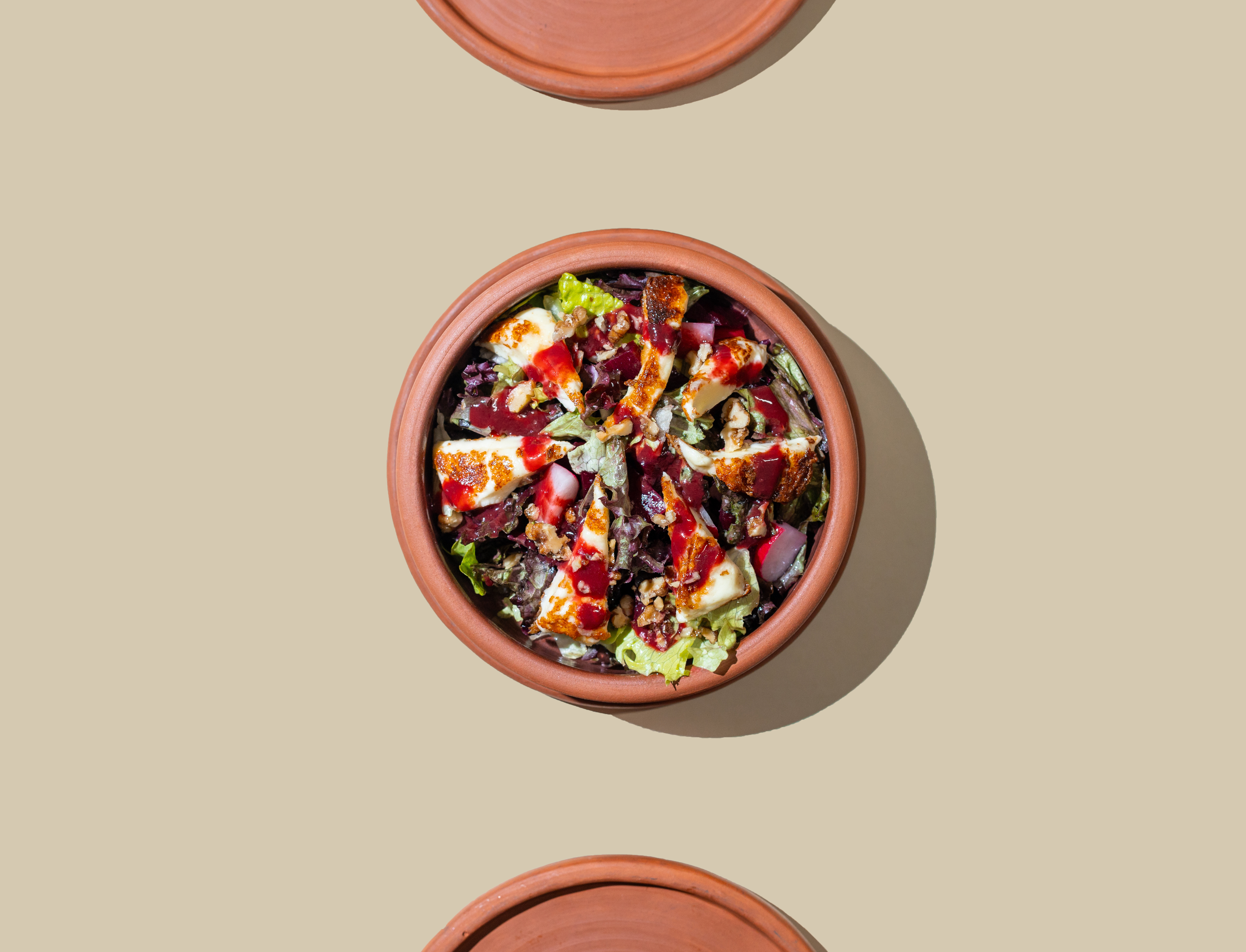 Салат с жареным сулугуни и свеклой