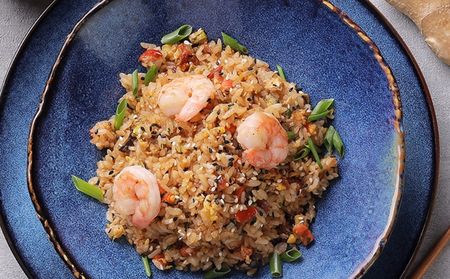 Тяхан с лососем и овощами